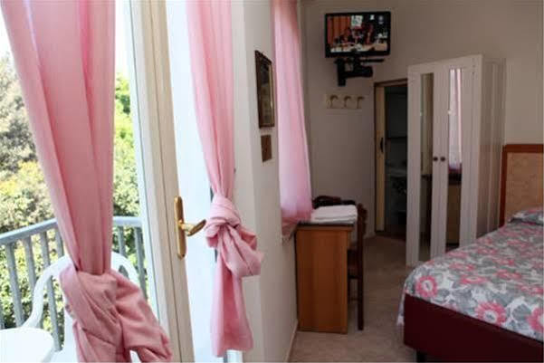 Hotel Parigi Rimini Esterno foto